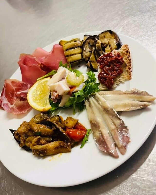 Antipasto misto di mare e terra